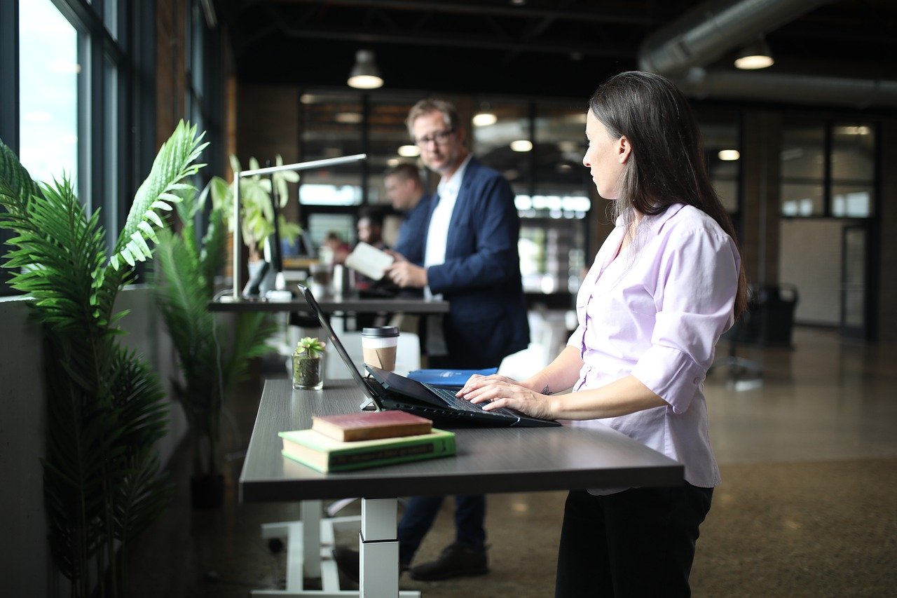 Electric height adjustable stand up desks